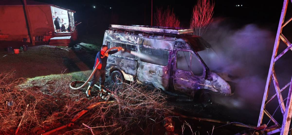Iğdır'da Gece Yarısı Hareketliliği: Köy Muhtarının Aracı Yandı