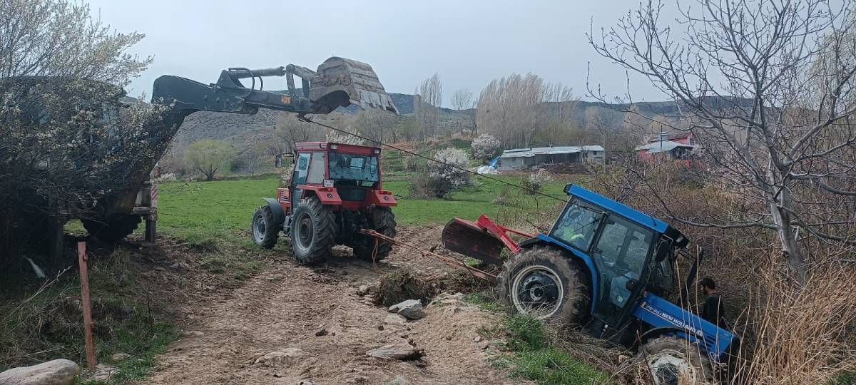 Iğdır’da Şarampole Kayan Traktör İş Makinesiyle Kurtarıldı