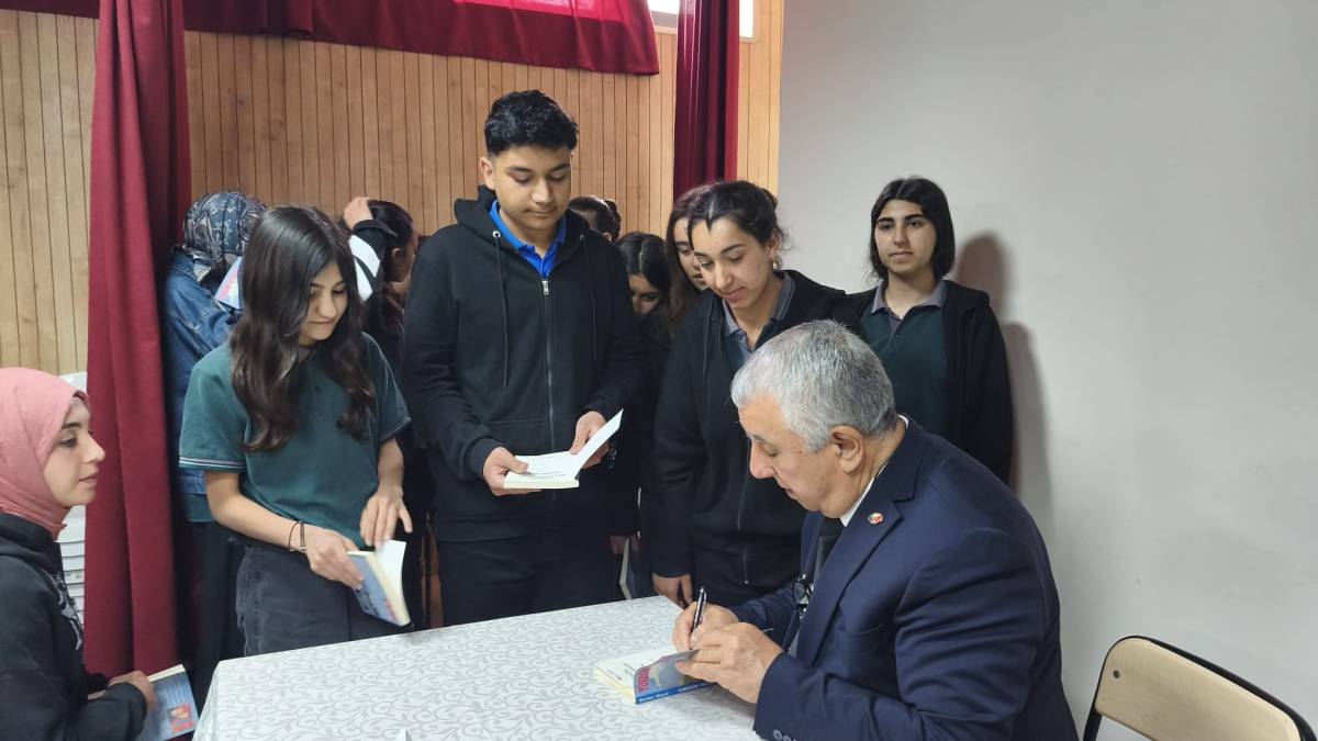 Iğdır Atatürk Anadolu Lisesi’nde Anlamlı Buluşma: Yazar Serdar Ünsal Öğrencilerle Bir Araya Geldi