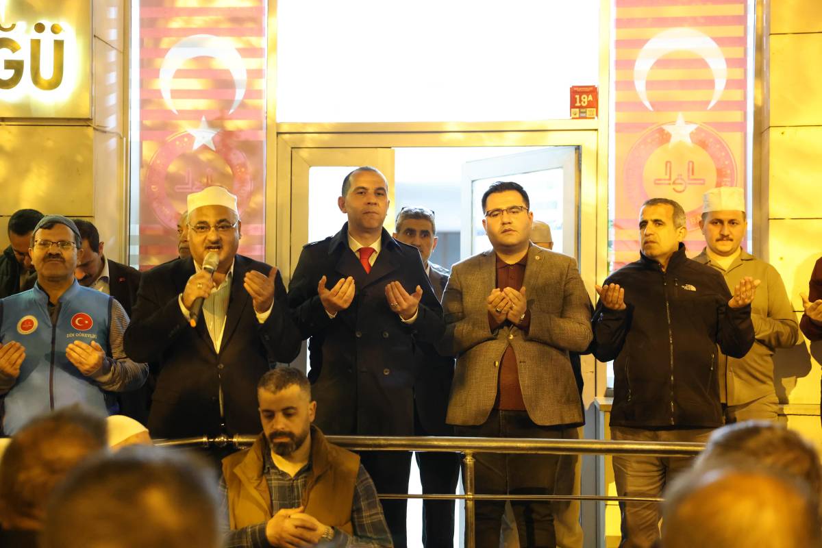 Vali Taşolar Hacıları Uğurladı: 