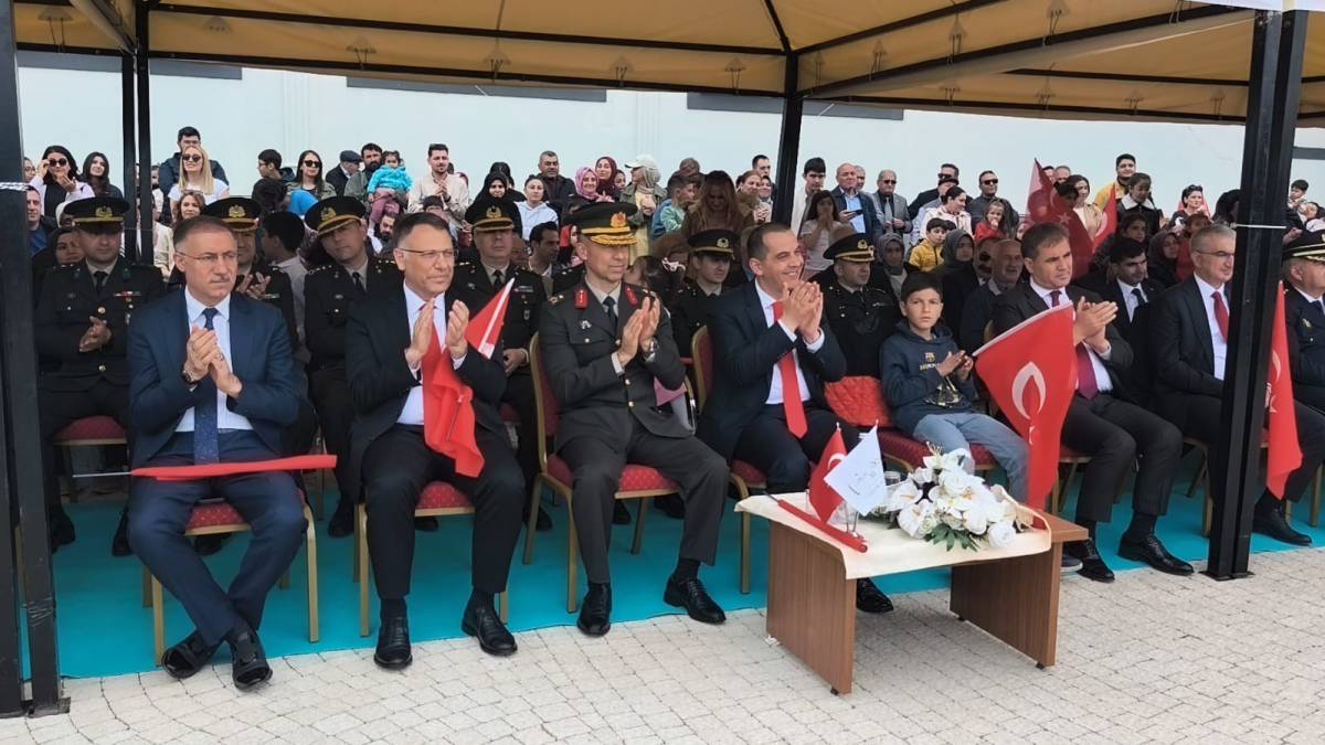 Iğdır’da 23 Nisan Coşkusu: Ay-Yıldızlı Pelerinler Meydanı Süsledi!