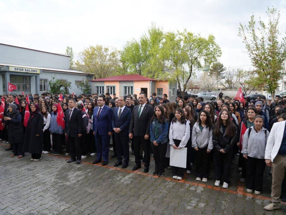 Iğdır’da Yeni Hafta İstiklal Marşı ile Başladı: Protokol Okullardaydı