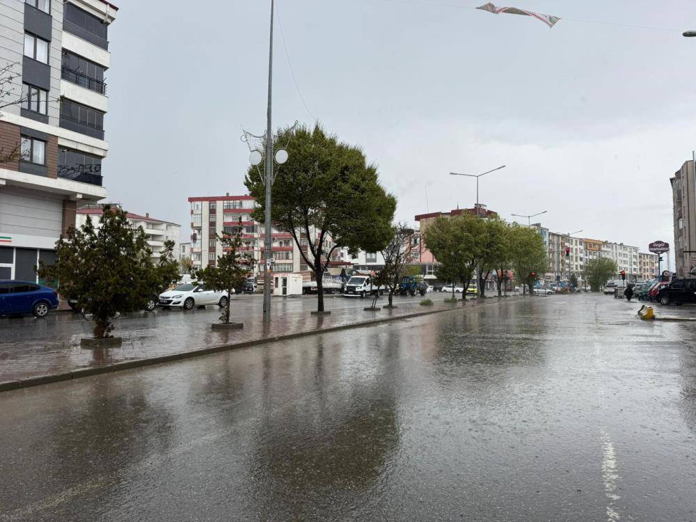 Iğdır’da 5 Dakikalık Sağanak Yetti: Caddeler Göle Döndü, Kanalizasyonlar Taştı