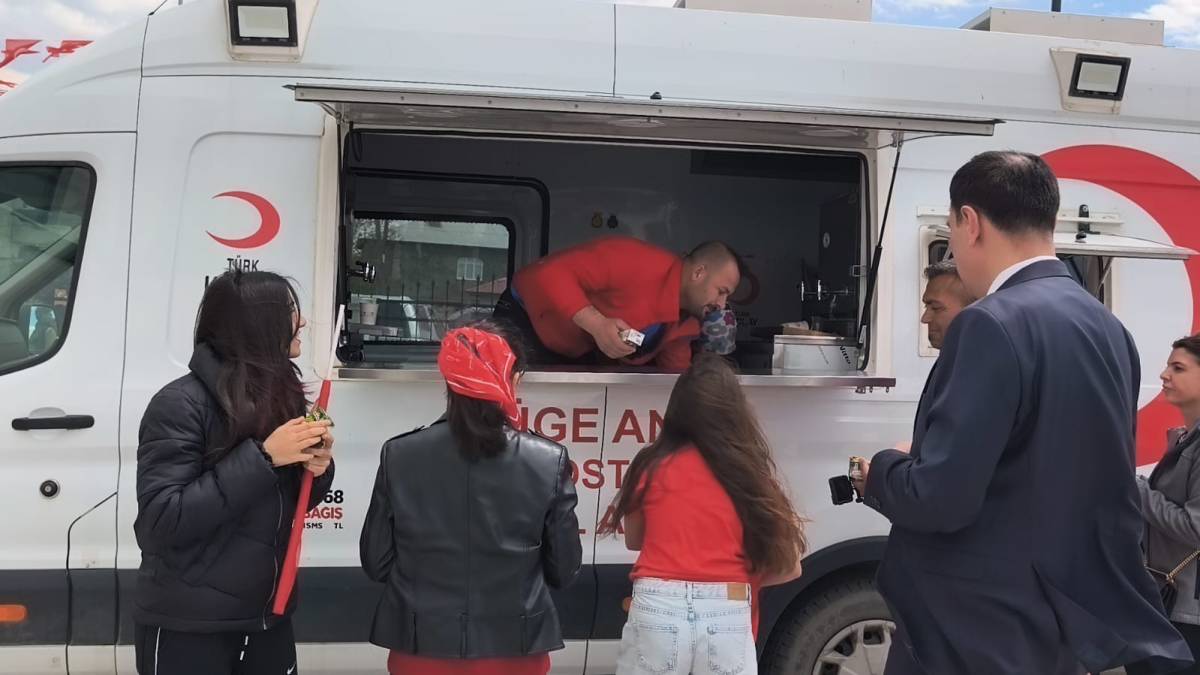 Iğdır'da Bayram Neşesi: Kızılay'dan Tatlı Destek