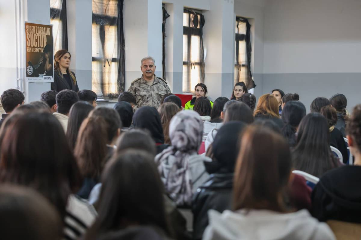 Iğdır Emniyeti Liselilerle Buluştu: Siber Güvenlik ve Kariyer Rehberliği