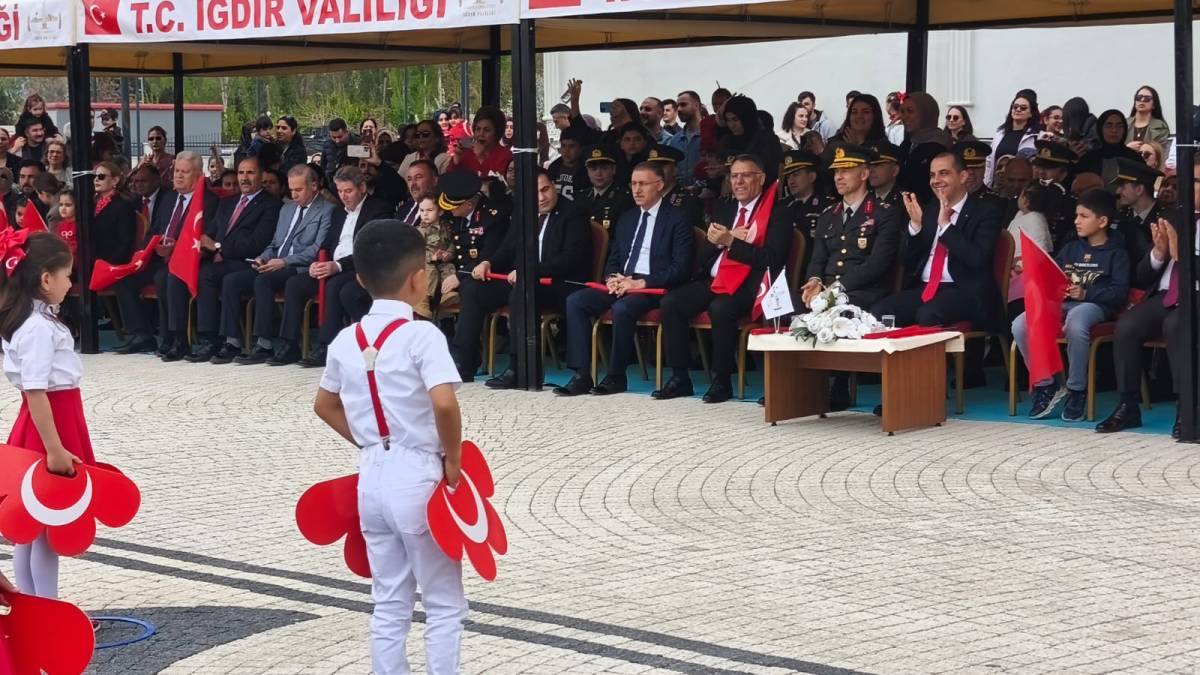 Iğdır’da 23 Nisan Coşkusu: Ay-Yıldızlı Pelerinler Meydanı Süsledi!