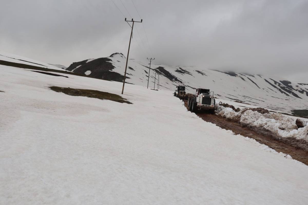 “Doğu’nun Çukurova’sı” Iğdır’da Mayısta Kar Mesaisi: Yayla Yolları İş Makineleriyle Açılıyor