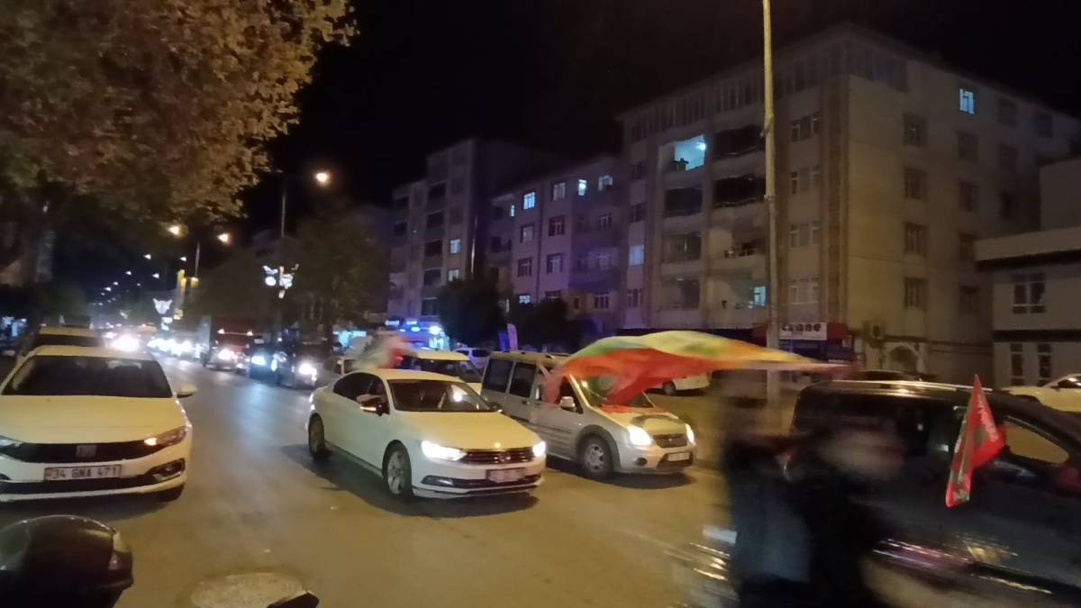 Iğdır'da Amedspor Konvoyu: Saatler Geçti Kutlamalar Bitmedi